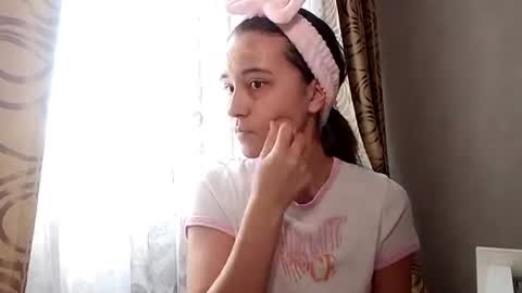 Snapshot of raneetalbert chatting on June 2026 10:05:02 AM Isla online show from June 2026 10:05:02 AM