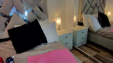 Raquel Moore  online show from February 2025 12:05:02 PM