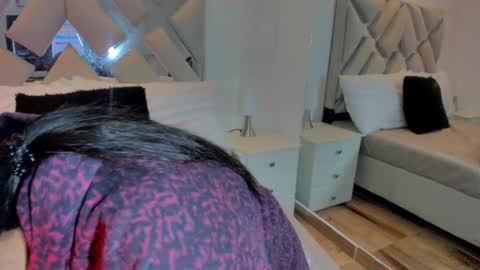 Raquel Moore  online show from March 2025 10:02:01 AM