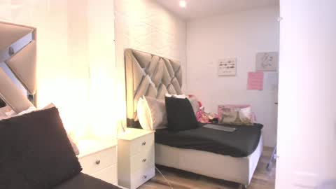 Raquel Moore  online show from February 2026 12:48:02 PM