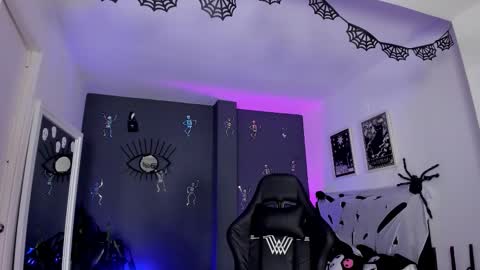 Raven Witch online show from October 2025 09:16:01 PM