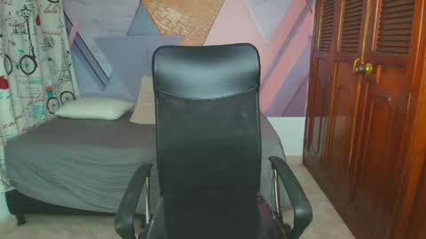 Snapshot of raylin_escobar chatting on May 2026 07:56:02 PM raylin_escobar online show from May 2026 07:56:02 PM