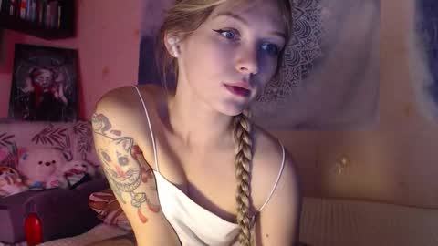 Snapshot of redmoonhead chatting on October 2025 09:51:01 AM Ana online show from October 2025 09:51:01 AM