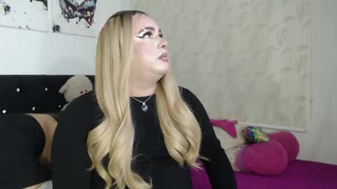 Snapshot of redvelvett22 chatting on November 2025 03:27:01 AM redvelvett22 online show from November 2025 03:27:01 AM