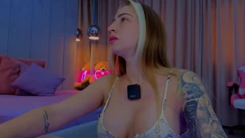 Snapshot of reina_cummings chatting on October 2025 06:57:02 AM reina cummings online show from October 2025 06:57:02 AM