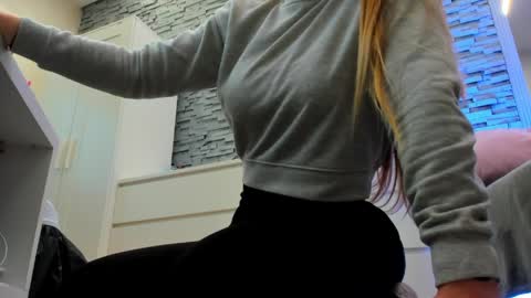 reina cummings online show from April 2026 06:55:01 AM