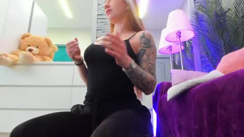Snapshot of reina_cummings chatting on May 2026 06:52:01 AM reina cummings online show from May 2026 06:52:01 AM