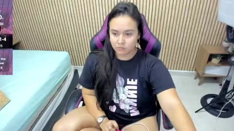 Snapshot of reina_loren chatting on May 2026 03:44:02 AM reina_loren online show from May 2026 03:44:02 AM