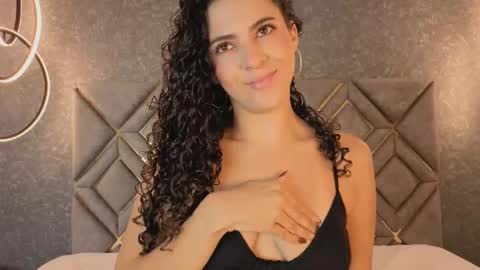 Snapshot of renata_cruz_ chatting on October 2025 10:35:02 AM Renata 3 online show from October 2025 10:35:02 AM
