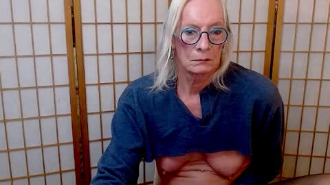 Snapshot of resisty chatting on November 2025 11:43:01 PM Betsy online show from November 2025 11:43:01 PM