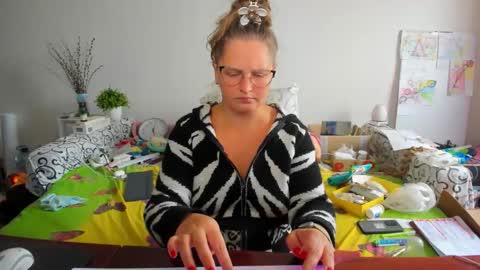 Anna - not anna - right Anna  online show from November 2025 10:14:01 AM