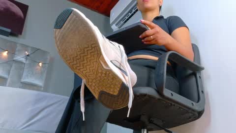 RIRI  online show from April 2026 07:44:01 PM