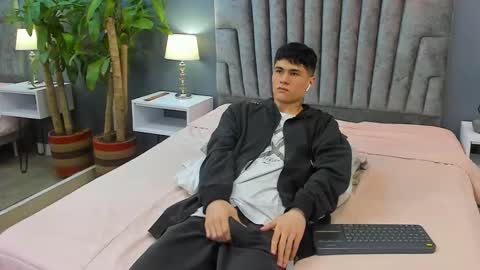 Roan Birkin online show from February 2025 10:33:01 PM