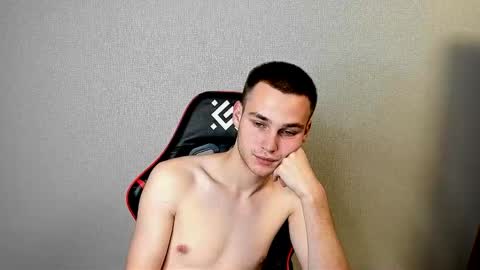 robert10211 online show from November 2025 04:29:02 PM