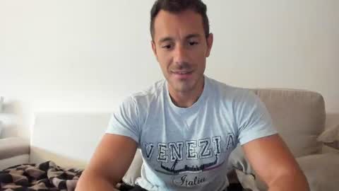 Snapshot of roberto4ever chatting on July 2026 05:21:02 AM roberto4ever online show from July 2026 05:21:02 AM