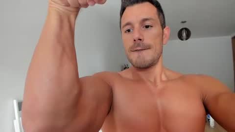 roberto4ever online show from July 2026 05:10:01 AM