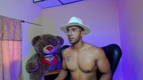 Snapshot of romanpearce_ chatting on January 2025 05:11:01 PM Roman online show from January 2025 05:11:01 PM