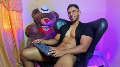 Snapshot of romanpearce_ chatting on February 2025 03:39:01 PM Roman online show from February 2025 03:39:01 PM