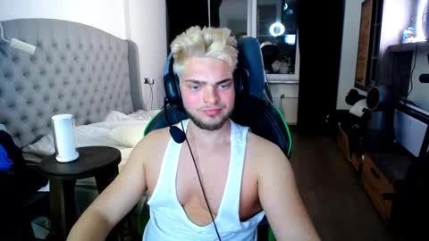 Snapshot of romantic_twunk chatting on October 2025 06:12:01 PM romantic_twunk online show from October 2025 06:12:01 PM