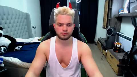 Snapshot of romantic_twunk chatting on November 2025 05:02:01 PM romantic_twunk online show from November 2025 05:02:01 PM