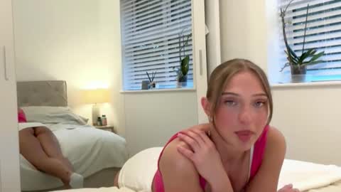 Bella  online show from October 2025 04:42:01 PM