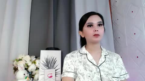 Snapshot of rosella_xx chatting on November 2025 07:52:02 AM TONETH online show from November 2025 07:52:02 AM