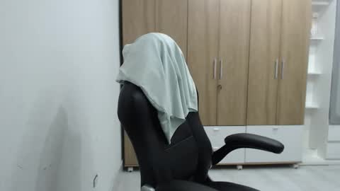 Roxana online show from November 2025 04:37:02 AM