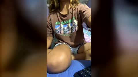 roxanne_98 online show from April 2026 05:32:01 PM