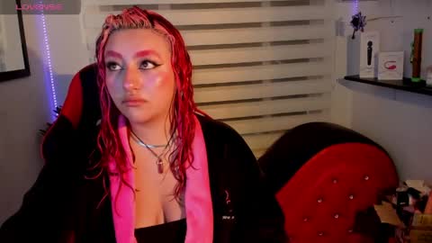 Snapshot of roxanne_morelli chatting on April 2026 12:19:02 PM roxanne online show from April 2026 12:19:02 PM