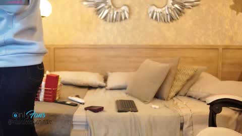 Roxy  online show from November 2025 09:42:01 AM