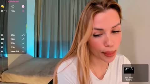 Snapshot of roxy_wet chatting on September 2025 01:35:01 PM Roxy follow me online show from September 2025 01:35:01 PM