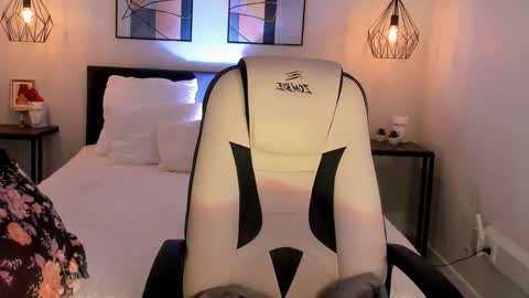 Snapshot of roxy_wet chatting on May 2026 12:44:02 PM Roxy follow me online show from May 2026 12:44:02 PM