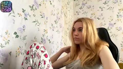 Snapshot of rusmedium chatting on June 2026 09:19:02 AM Lisa and Vlad online show from June 2026 09:19:02 AM