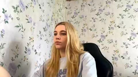 Snapshot of rusmedium chatting on June 2026 12:44:01 PM Lisa and Vlad online show from June 2026 12:44:01 PM