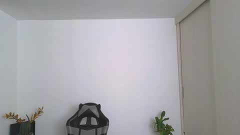  R U S S E L L  online show from September 2025 08:01:02 PM