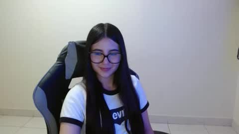 Sahaliefox  online show from November 2025 09:15:01 PM