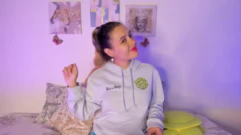 Samara is my name a pleasure delighted that you are here leave your thumb up it is important to me online show from February 2025 10:40:02 PM