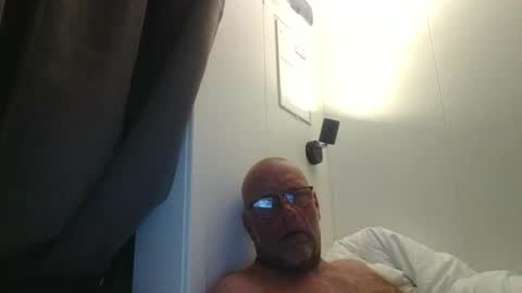 sandnesrune523 online show from April 2026 06:32:02 PM