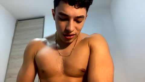 Snapshot of santi36rt chatting on June 2026 11:09:02 PM santi36rt online show from June 2026 11:09:02 PM