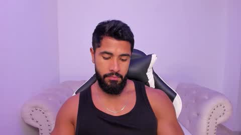 santiago_huntt online show from December 2025 01:14:01 AM