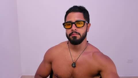 santiago_huntt online show from April 2026 08:22:01 PM