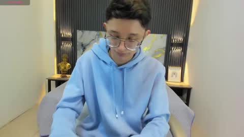 santiago_russo18 online show from September 2025 12:38:02 PM