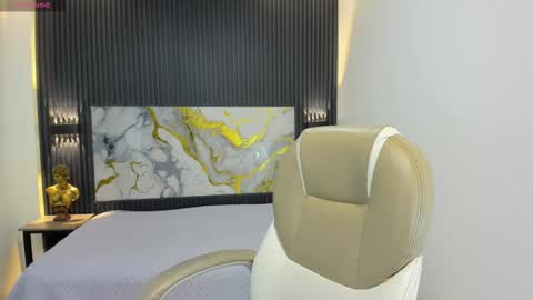 santiago_russo18 online show from September 2025 12:05:01 PM