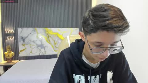 santiago_russo18 online show from September 2025 01:00:02 PM