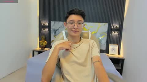 santiago_russo18 online show from September 2025 12:39:01 PM