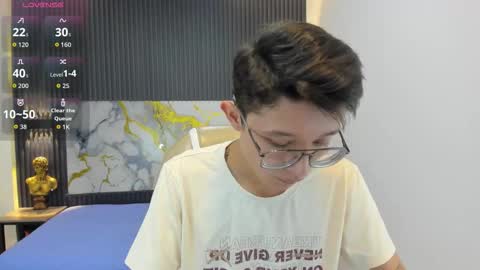 santiago_russo18 online show from September 2025 12:21:02 PM