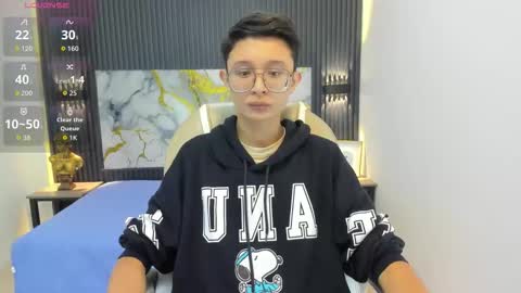 santiago_russo18 online show from September 2025 12:32:02 PM