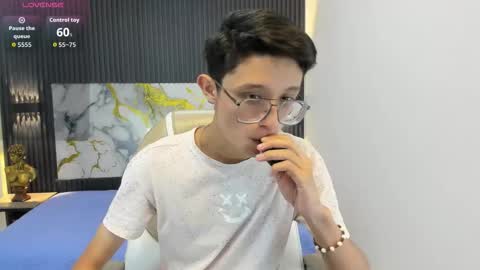 santiago_russo18 online show from September 2025 12:32:01 PM