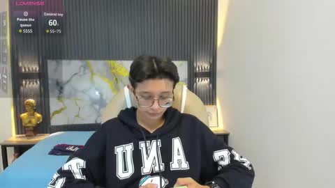 santiago_russo18 online show from October 2025 12:06:01 PM