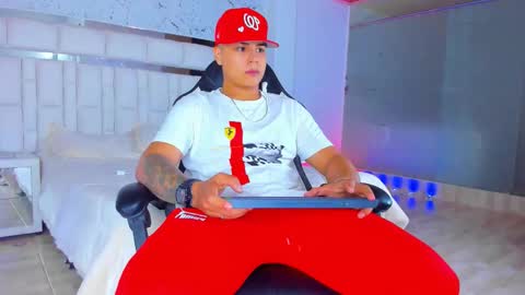 Santi Reyes online show from November 2025 06:05:02 AM